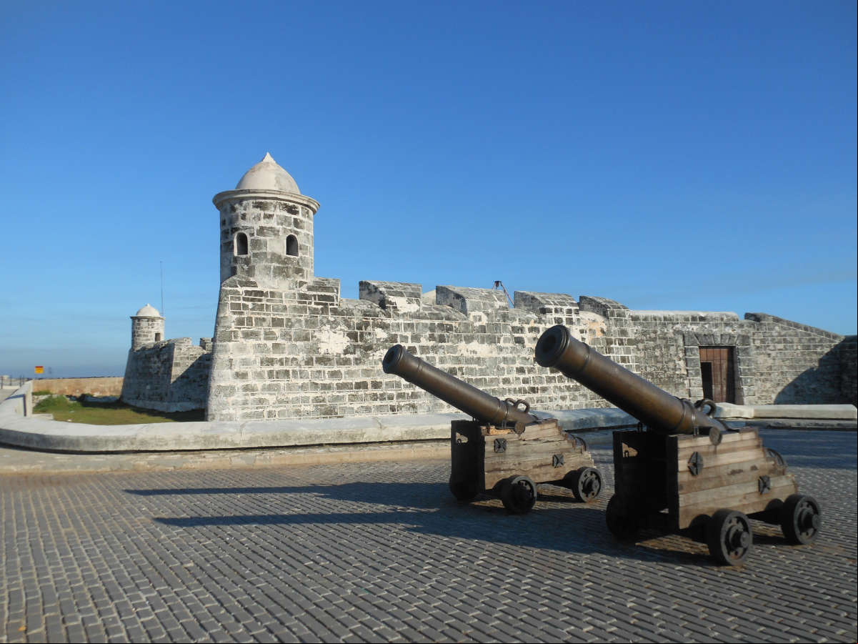 El Castillo de San Salvador de la Punta en la entrada de la bahía de la Habana El Castillo de San Salvador de la Punta en la entrada de la bahía de la Habana