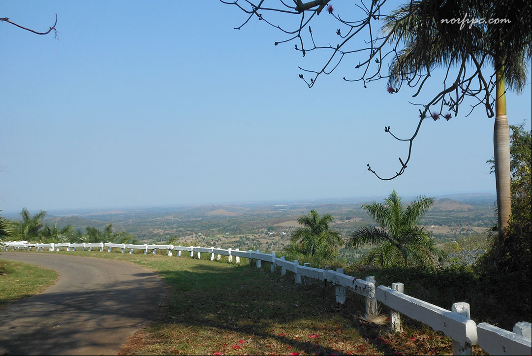 Paisaje desde la carretera al mirador de las Escaleras de Jaruco, un Paisaje Natural Protegido de Cuba Paisaje desde la carretera al mirador de las Escaleras de Jaruco, un Paisaje Natural Protegido de Cuba