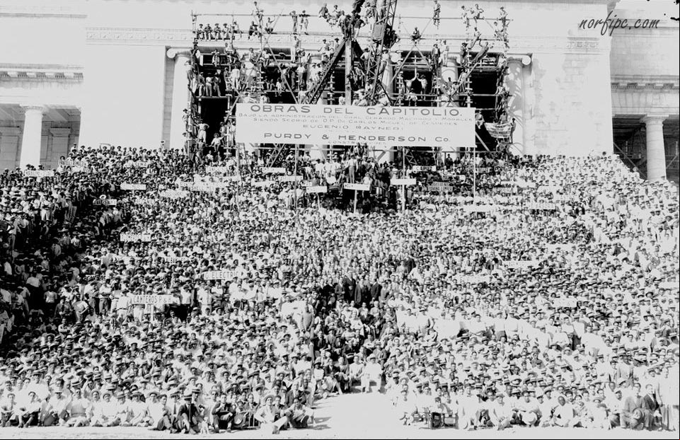 Foto con todos los trabajadores que participaron en la construcción del Capitolio de la Habana, en su inauguración Foto terminacion construcción del Capitolio de la Habana