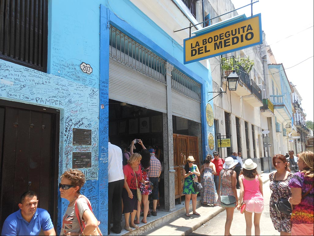 La Bodeguita del Medio, en la calle Empedrado, en la Habana Vieja La Bodeguita del Medio, en la calle Empedrado, en la Habana Vieja