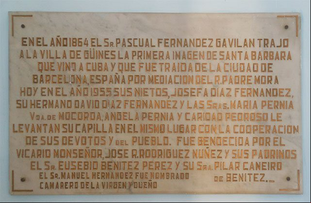 Placa que cuenta la historia de la imagen de la Santa Bárbara y la Capilla construida en su honor Placa que cuenta la historia de la imagen de la Santa Bárbara y la Capilla construida en su honor