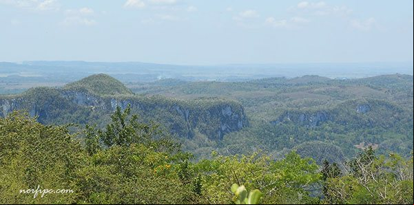 La Loma del Palenque y la Sierra Arcos de Canasí desde el Pan de Matanzas
