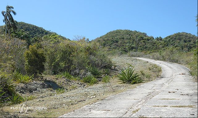 Comienzo de la vía de hormigón armado que sube hasta la cima del Pan de Matanzas