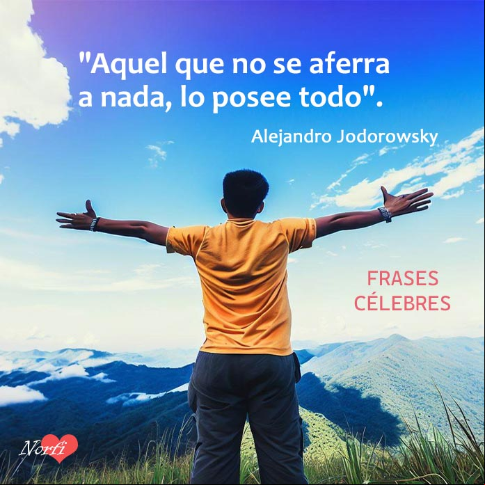 Hombre en la cima de una montaña con los brazos abiertos