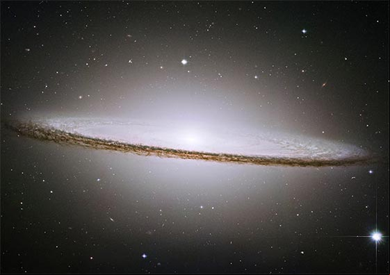 Foto de la Galaxia del Sombrero M104 en la constelación de Virgo Foto de la Galaxia del Sombrero M104